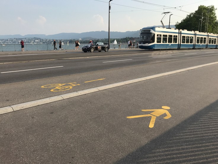 Die Quaibrücke in Zürich an einem Sommertag.